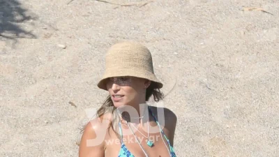 Ηλιοκαμένη με πλεξούδες στα μαλλιά και χωρίς ίχνος κυτταρίτιδας - ''Παρέλυσε'' όλη η Μύκονος με το κορμί της Αθηνάς Οικονομάκου