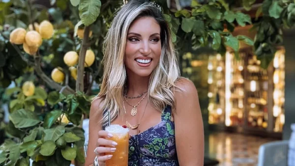 Με μπικίνι, αξίας 460 ευρώ, από τον οίκο Fendi, ποζάρει η Αθηνά Οικονομάκου σε παραλία της Ιταλίας