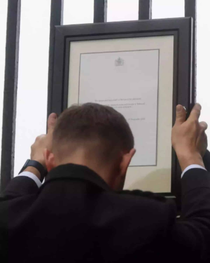 Η ανακοίνωση στις πύλες του Holyroodhouse