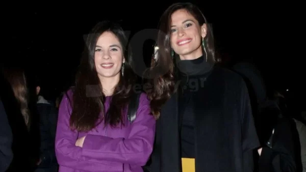 Πόζαρε αγκαλιά με τις ανιψιές η Ελίνα Μπόμπα - Στη Μύκονο η αδερφή της Χριστίνας δυο μέρες πριν τη βάπτιση