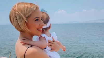 ''Λιώνει'' για τη μικρή Σεμέλη - Οι καλοκαιρινές στιγμές της Μπουλέ με τη κορούλα της