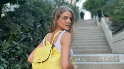 Με καρό ροζ μπικίνι άβαφη και ατημέλητη στη Σίφνο - Με αναλογίες που "ζαλίζουν" η Δανάη Μιχαλάκη