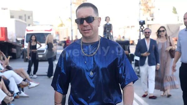 Τράβηξε όλα τα βλέμματα ο Γιώργος Μαζωνάκης - Εμφανίστηκε στην πρεμιέρα του με λεοπάρ μαλλί