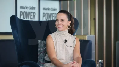 Ολόκληρη βίλα το νέο σπίτι της Ελιάνας Χρυσικοπούλου - Φωτεινό και ολόλευκο το ευρύχωρο σαλόνι της με τζάκι