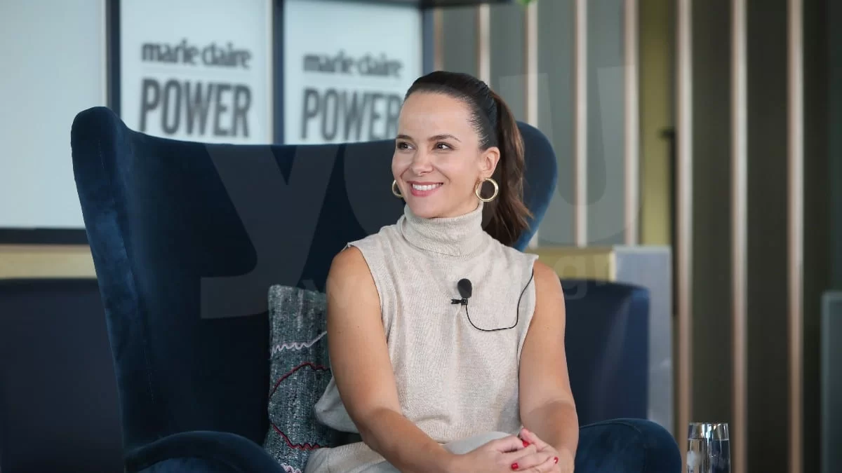 Ολόκληρη βίλα το νέο σπίτι της Ελιάνας Χρυσικοπούλου - Φωτεινό και ολόλευκο το ευρύχωρο σαλόνι της με τζάκι