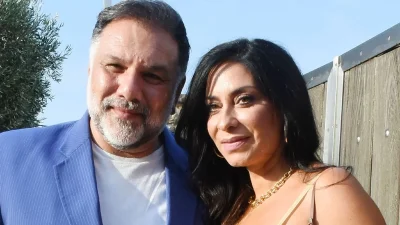 Τι φόρεσε η Νάνσυ Αντωνίου, στο πλευρό του Γρηγόρη Αρναούτογλου, σε βάφτιση