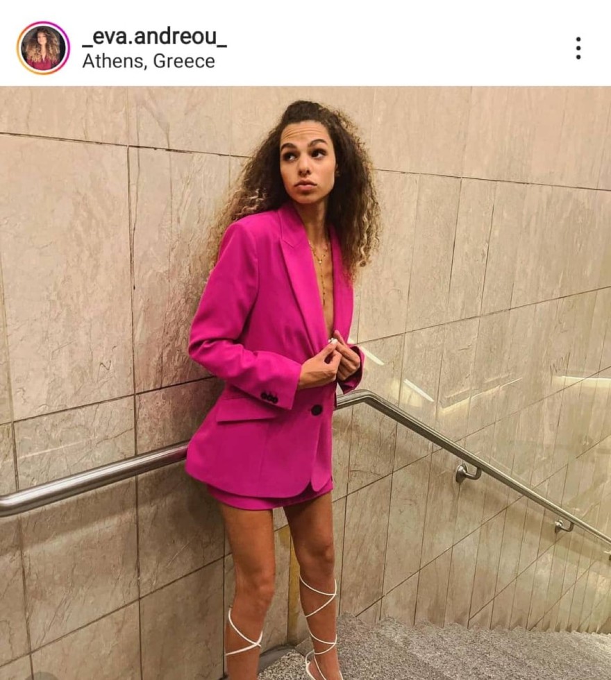 H Eύα Ανδρέου me tα χαρακτηριστικά άφρο μαλλιά