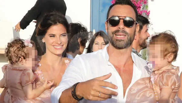 Ο "βαρύς" χορός του Σάκη Τανιμανίδη και της Χριστίνας Μπόμπα στο γλέντι για τη βάφτιση των διδύμων