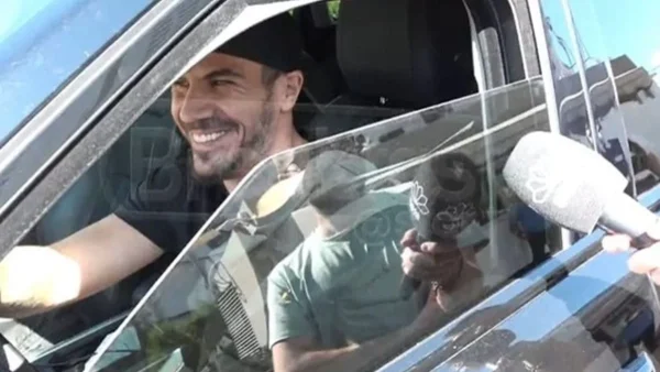 «Περιμένει ο μικρός στο σπίτι...»  - Τα πρώτα λόγια του Άκη Πετρετζίκη μετά τη γέννηση της κόρης του