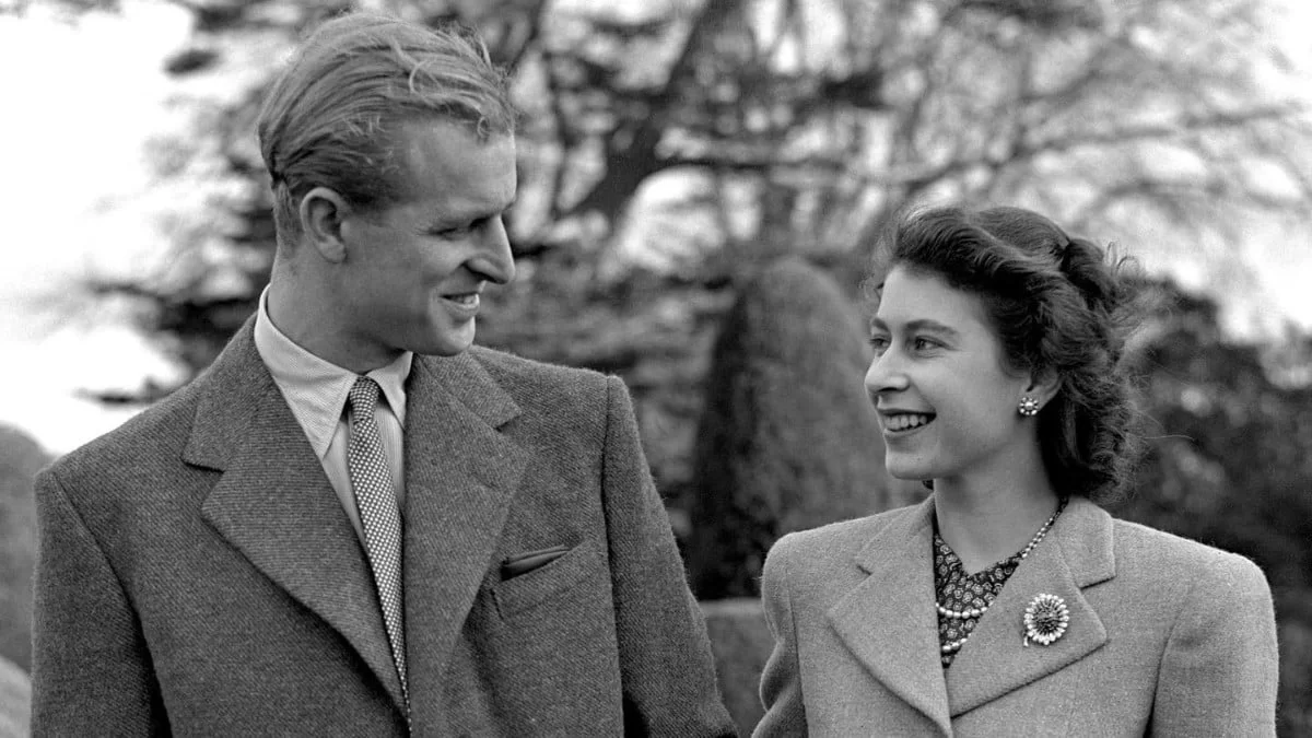 Ξανά στην αγκαλιά του αγαπημένου της Φίλιππου - Ρίγος συγκίνησης με το σκίτσο που κυκλοφορεί μετά το θάνατο της Βασίλισσας Ελισάβετ