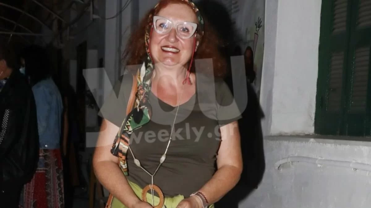 Χαμογελαστή και ανέμελη με το κόκκινο μαγιό της - Αυτό το κορμί διατηρεί η Φωτεινή Ντεμίρη στα 62 της