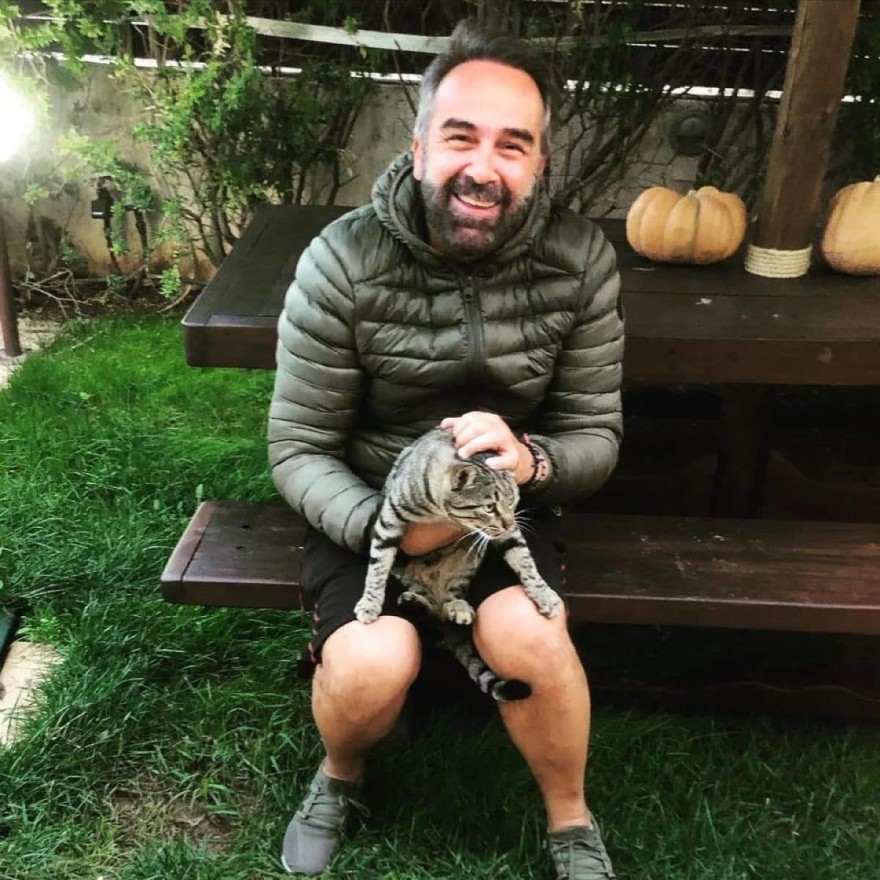 Γκουντάρας στον κήπο του σπιτιού του