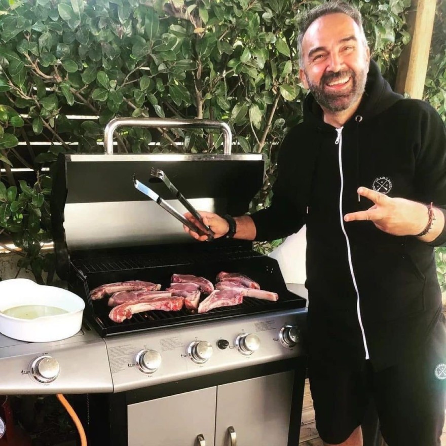 Ο Γκουντάρας στο μπάρμπεκιου του σπιτιού του