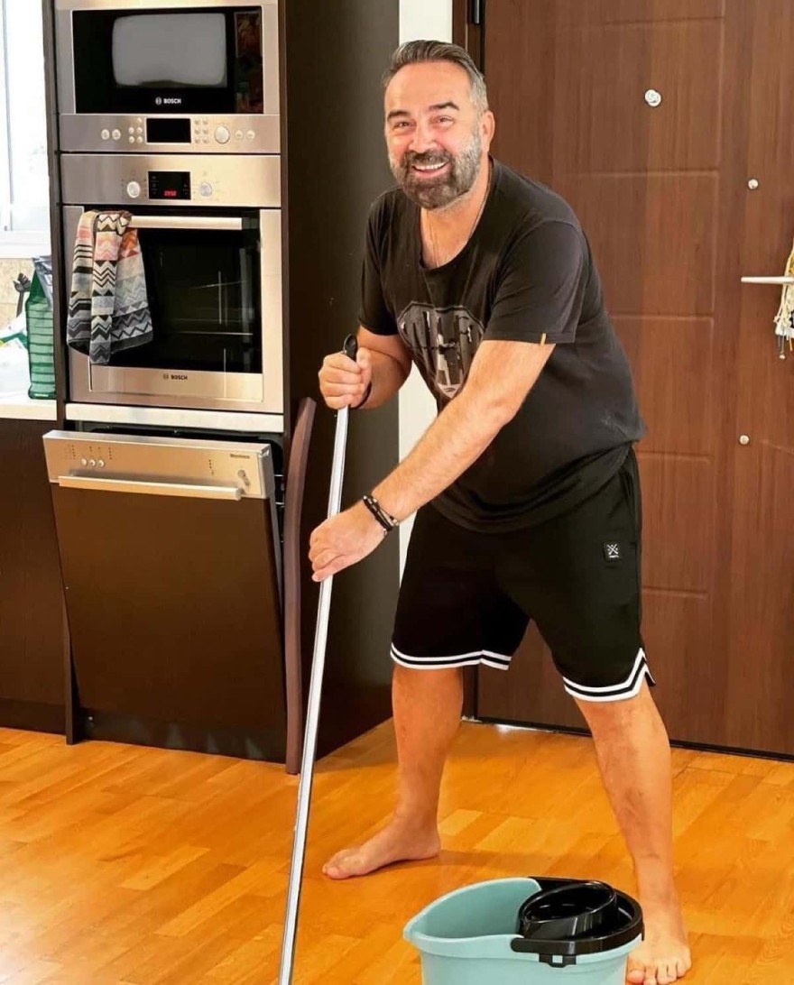 Ο Γκουντάρας κάνει δουλειές στο σπίτι του