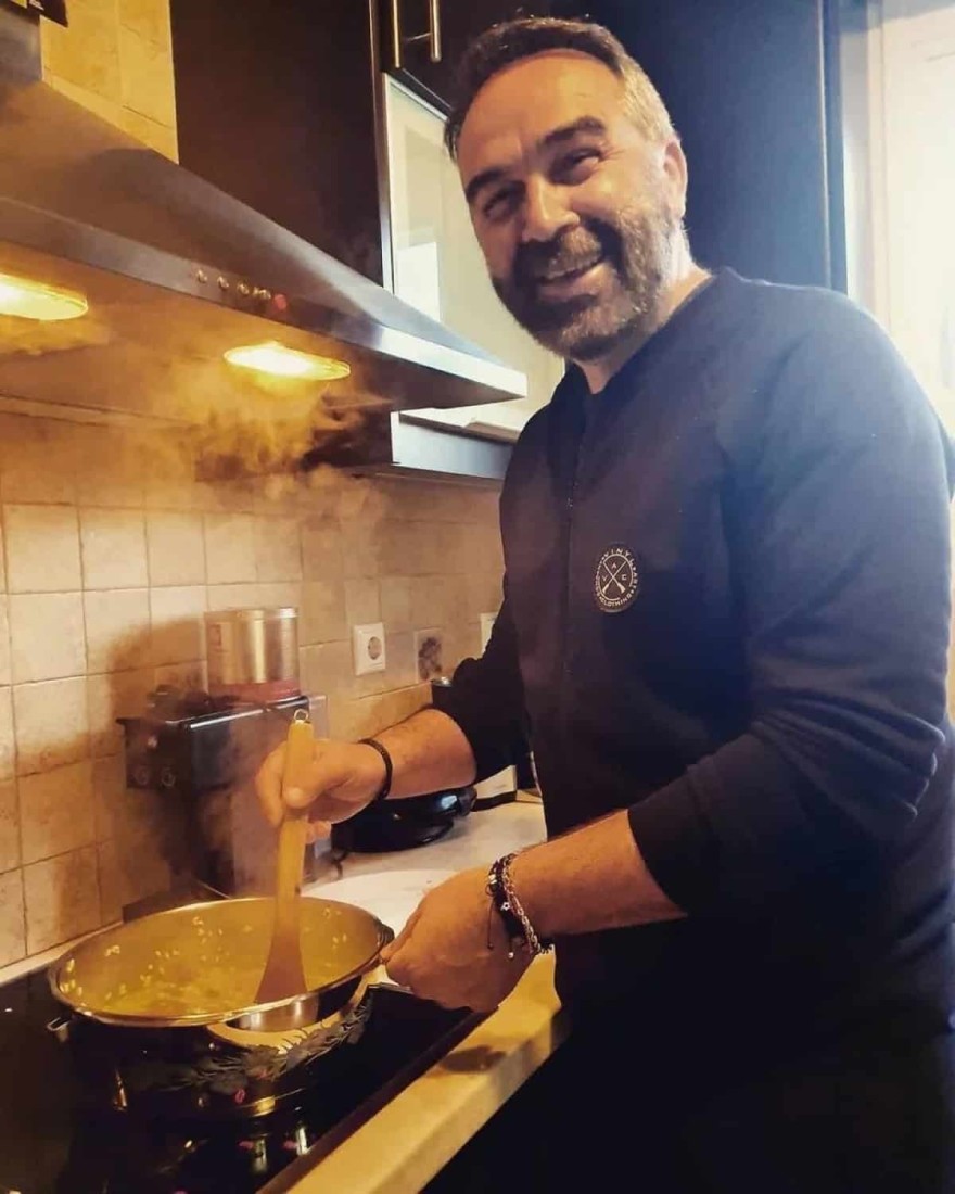 Ο Γρηγόρης Γκουντάρας στην κουζίνα του