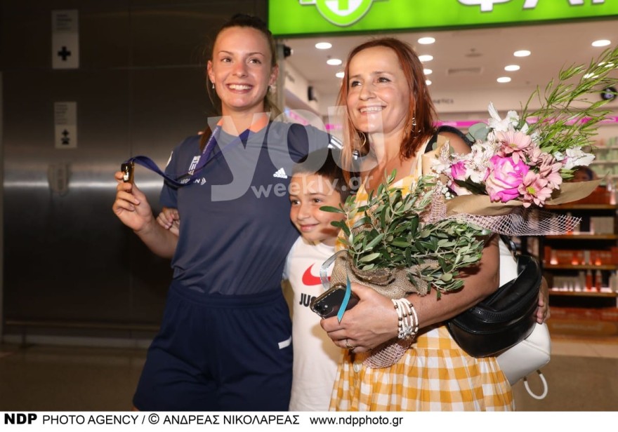 Η Ελίνα Τζένγκο με τη θεία της κατά την άφιξή της στην Ελλάδα