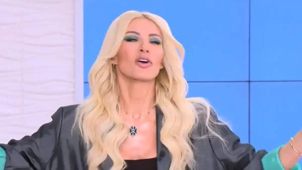 Μελαχρινός με μούσια και μπλε μάτια - Ο κούκλος σεφ της Κατερίνας Καινούργιου που γνωρίζει από το παρελθόν