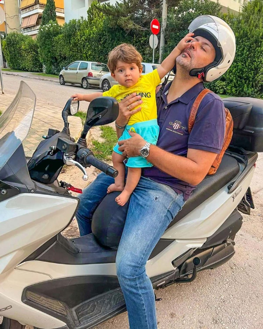 Ο Γιάννης Καλλιάνος με τον γιο του Γιώργο πάνω σε μηχανή