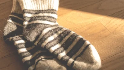 Μυρίζουν άσχημα οι κάλτσες; Με μαγειρική σόδα θα είναι λες και τις έβγαλες μόλις από το πλυντήριο