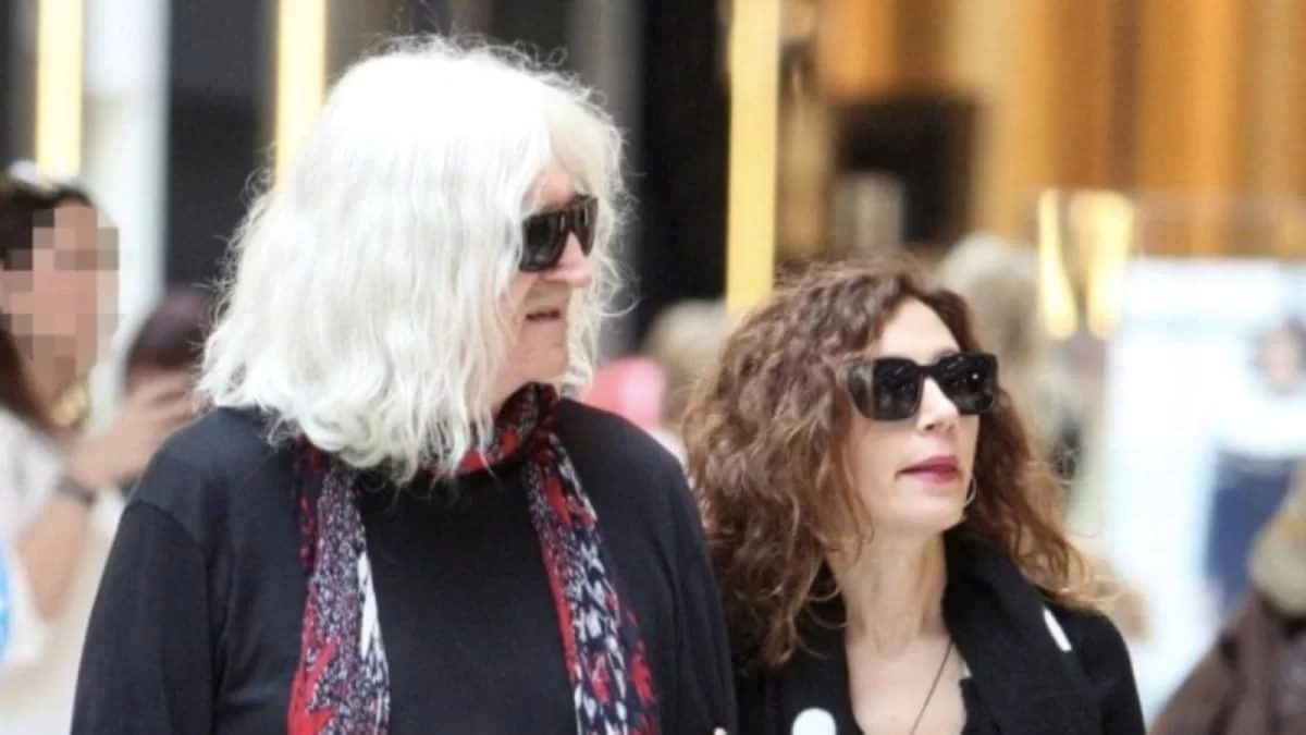 Ο Νίκος Καρβέλας έχει γενέθλια και η Ελένη Φερεντίνου δημοσίευσε φωτογραφία του με μαγιό