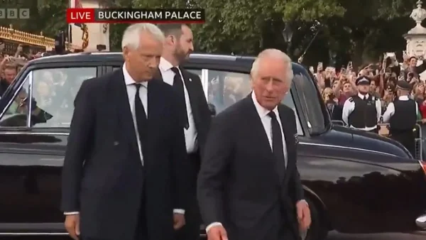 Καταχειροκροτήθηκε ο βασιλιάς Κάρολος κατά την άφιξη στο Μπάκιγχαμ - Αποκαλύφθηκε ο νέος τίτλος της Καμίλα