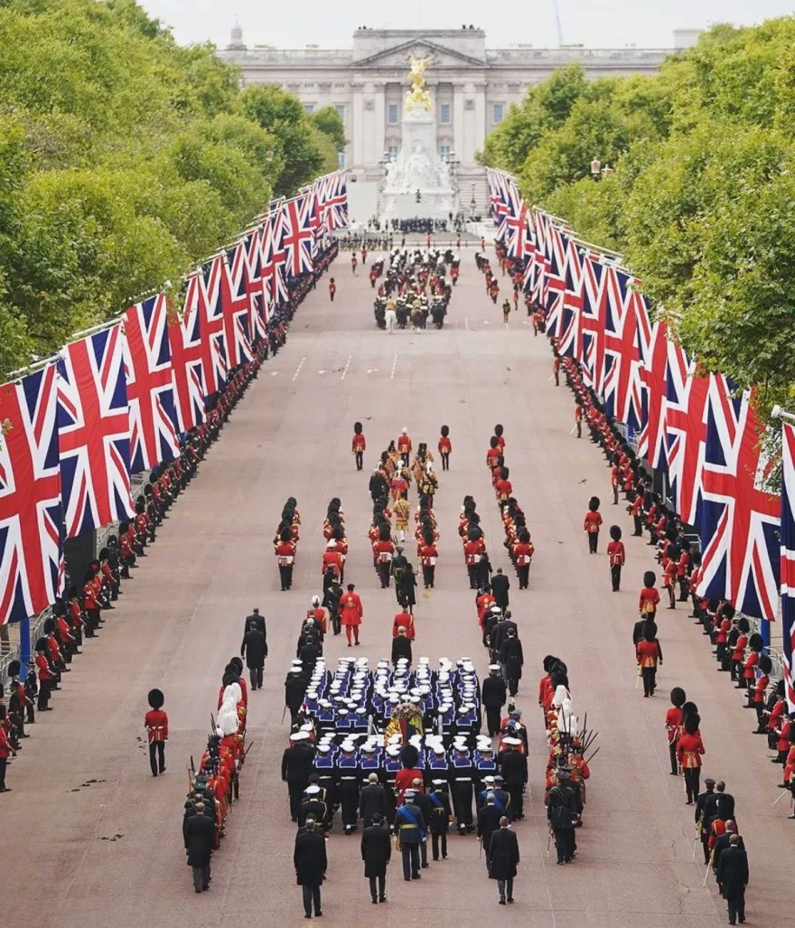 Οι απαγορευμένες σκηνές στην κηδεία της Ελισάβετ που θέλει να σβηστούν ο βασιλιάς Κάρολος Η εγγραφή αποθηκεύτηκε.