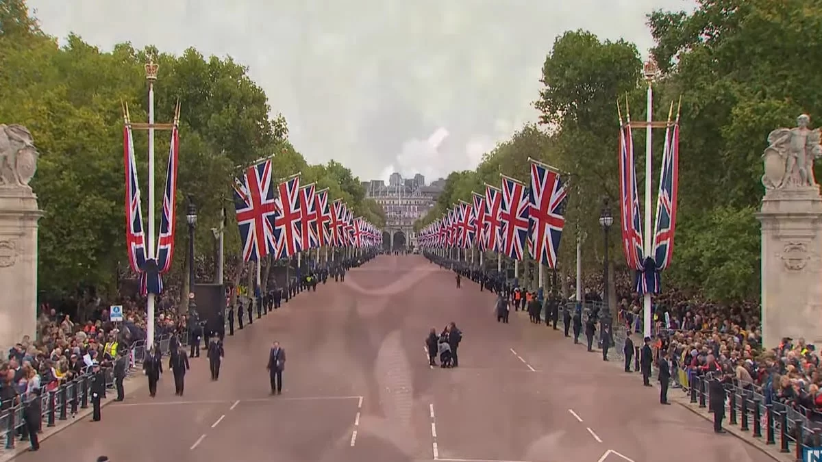 Άνοιξε η εκκλησία - Δείτε σε ζωντανή σύνδεση την κηδεία της βασίλισσας Ελισάβετ
