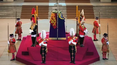 Κηδεία βασίλισσας Ελισάβετ: Συντετριμμένος και με χαμηλωμένο βλέμμα ο πρίγκιπας Χάρι