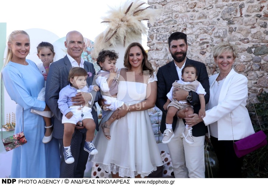 Οικογενειακή φωτογραφία από τα βαφτίσια του γιου της Κλέλιας Πανταζή