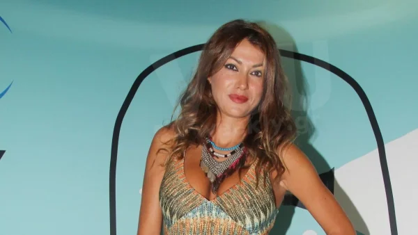 Δεν την αφήνει λεπτό μακριά της - Η Κλέλια Ρένεση έδειξε για πρώτη φορά την κούκλα κόρη της