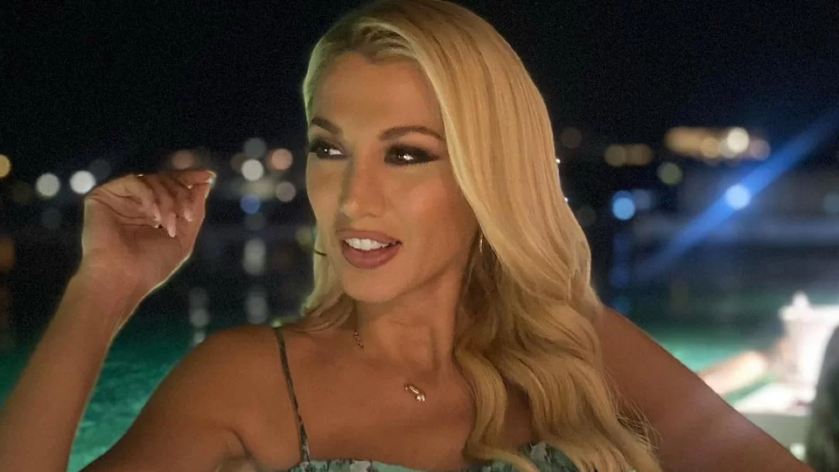 Με φόρεμα αξίας άνω των 1.000 ευρώ και τσάντα Jimmy Choo, η εγκυμονούσα Κωνσταντίνα Σπυροπούλου σε βάφτιση