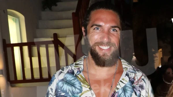 Χέρι χέρι με το κορίτσι του - Με φλοράρ πουκάμισο και πολύ μαυρισμένος ο Κόρομι στη Μύκονο