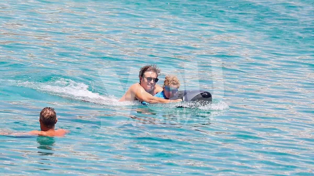 Με λευκό μικροσκοπικό μπικίνι δίπλα στον Κρασσά - Οι τελευταίες βουτιές της Καγιά με την οικογένειά της