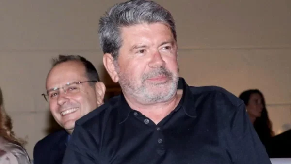 Χαμογελαστός και απλά ντυμένος στο πάρτι του Open - Σπάνια εμφάνιση του Γιάννη Λάτσιου