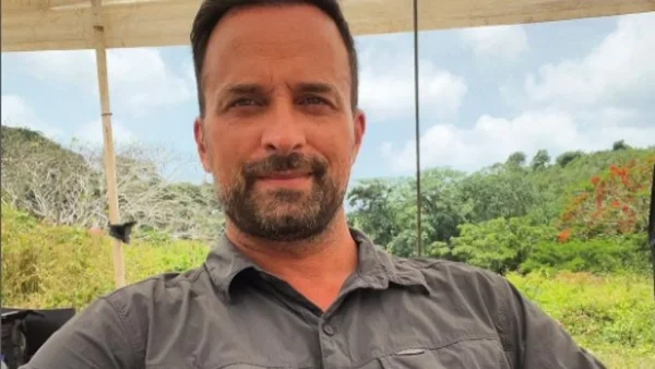 Συγκινημένοι και ντυμένοι στα λευκά - Βάφτισαν την κόρη τους ο Γιώργος Λιανός και η Κωνσταντίνα Καραλέξη