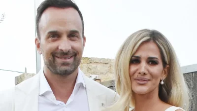 Με εντυπωσιακό φόρεμα η Κωνσταντίνα Καραλέξη, στο πλευρό του Γιώργου Λιανού, στη βάφτιση της κόρης τους