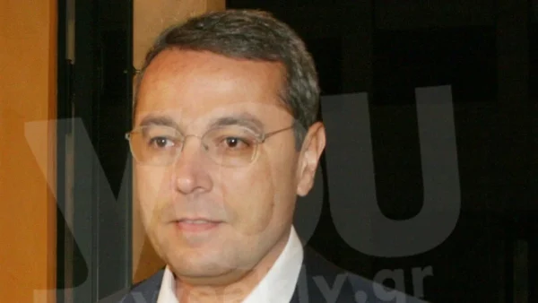 Με γκρι μαλλιά και μούσια - Η σημερινή εικόνα του Αιμίλιου Λιάτσου αγκαλιά με τα εγγόνια του