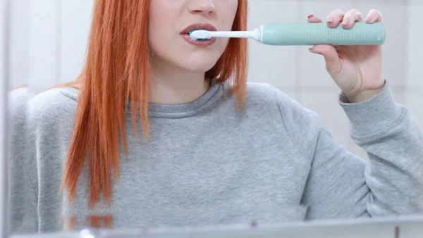 Τρίψε τα δόντια σου με μαγειρική σόδα και φράουλα - Με το που ξεβγάλεις το στόμα σου θα πάθεις πλάκα