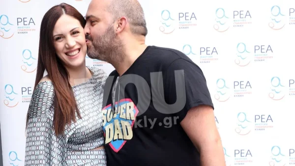 Πλέουν σε πελάγη ευτυχίας - Αποκλειστικές φωτογραφίες του Μάνου Μαγιάτη, της συντρόφου του και της κορούλας τους έξω από το μαιευτήριο