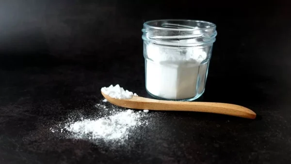 Θα εξαφανίσετε όλους τους λεκέδες από τον ιδρώτα - Χρειάζεστε μόνο μαγειρική σόδα και 3 ακόμα υλικά