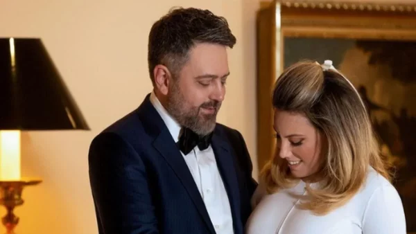 Στα λευκά η Μαίρη Κατράντζου - "Έλαμπε" από ευτυχία στη βάφτιση του μικρού της γιου