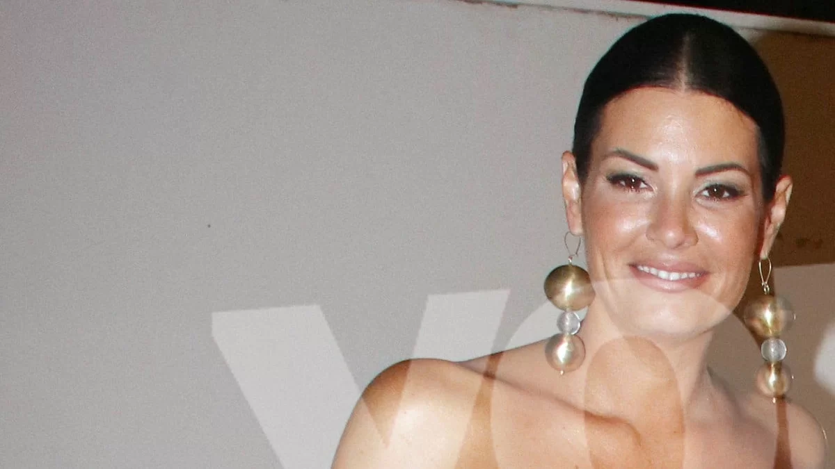 Την κοιτούσε όλο το Ηρώδειο - Με κατάμαυρη στράπλες τουαλέτα τραγούδησε η Μαρία Κορινθίου