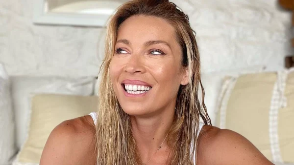 Με συγκλονιστικό φόρεμα, αξίας 1.800 ευρώ, η Μαριέττα Χρουσαλά σε βόλτα της στις Σπέτσες