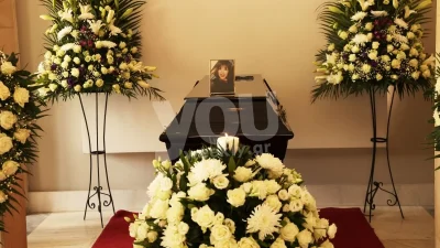 Βαρύ το αντίο στην Μάρθα Καραγιάννη - Οι πρώτες φωτογραφίες από την κηδεία της αγαπημένης ηθοποιού