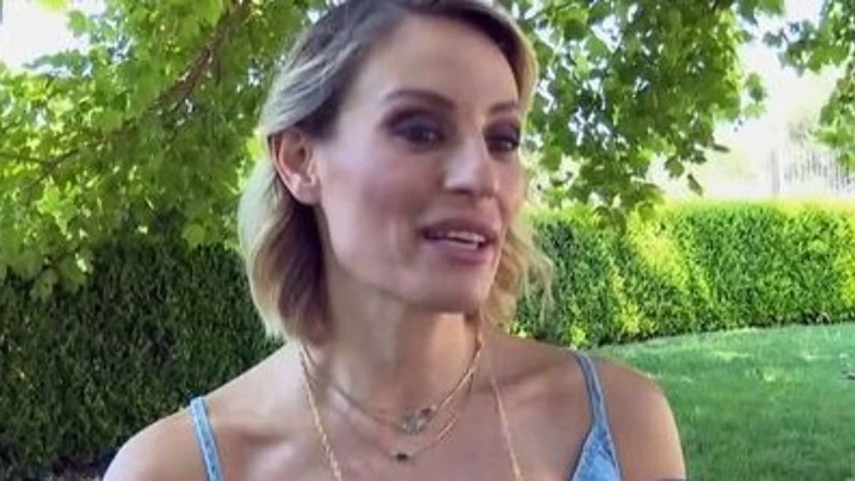 «Έσκασα μύτη αχτένιστη, ελαφρώς βαμμένη...» - Η "θαμμένη" φωτογραφία της Μελέτη από τον «Πρωινό καφέ»