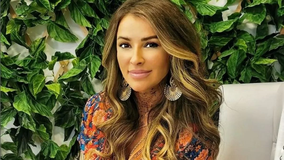 Τίποτα στην φαντασία! Topless φορώντας διχτυωτό παντελόνι που αναδεικνύει την πίσω όψη της η Ραμόνα Μοροσάνου