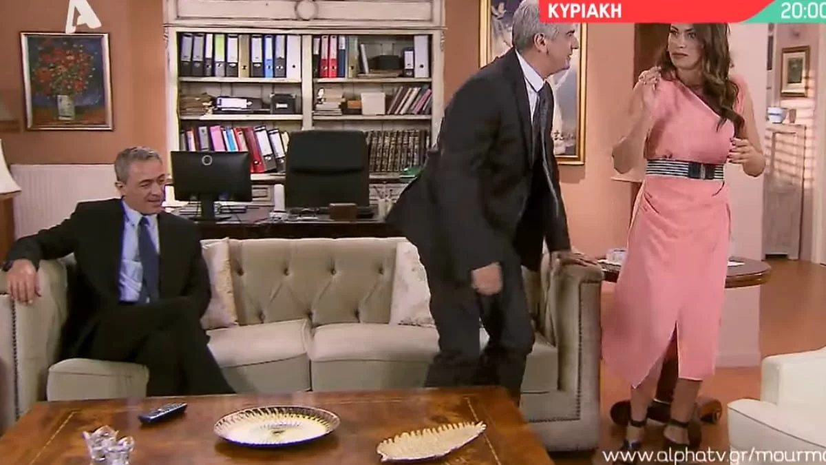 «Μην αρχίζεις τη Μουρμούρα»: Ηλίας και Καίτη καλούν σε τραπέζι τον Παπαναστάση με σκοπό να μάθουν αν ετοιμάζει τη μετάθεση του