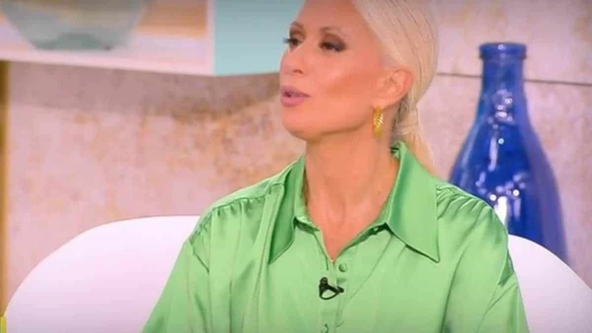 "Ξανθιές γλάστρες που..." - Το twitter κατασπάραξε την Μπακοδήμου και την εκπομπή "Γειά σου"