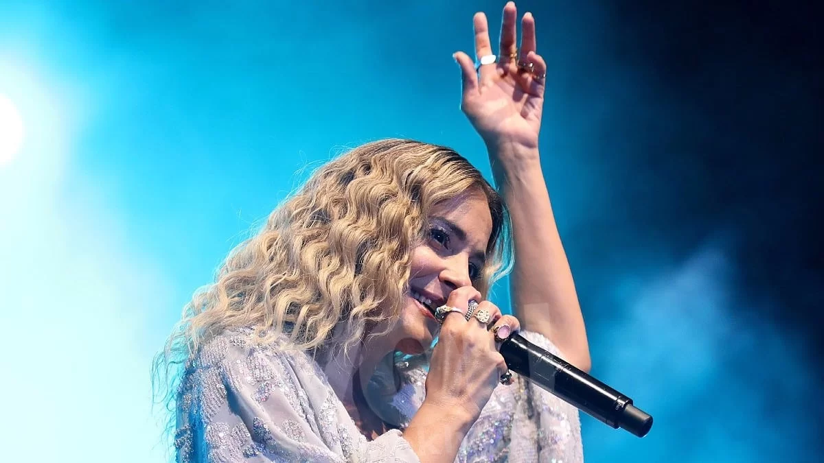 "Έλαμπε" από πάνω μέχρι κάτω - Η εντυπωσιακή εμφάνιση της Νατάσας Μποφίλιου με γκρι σετ γεμάτο στρας