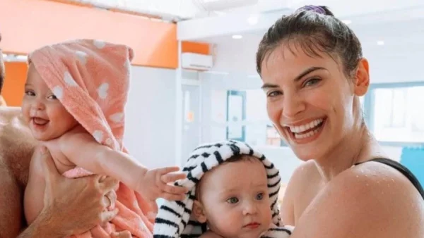 Χριστίνα Μπόμπα: Για βόλτα με τις δίδυμες κόρες της δέκα μέρες πριν τη λαμπερή βάφτιση στη Μύκονο